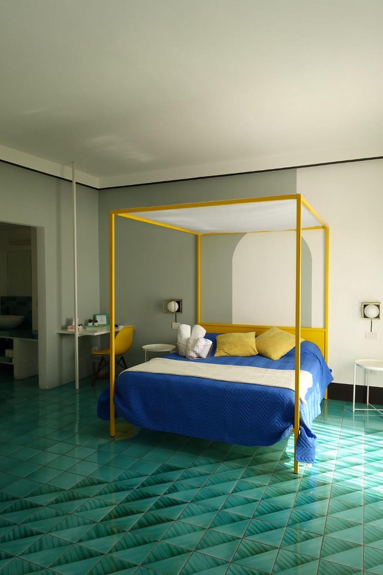 Ninina Boutique Suites Салерно Екстериор снимка